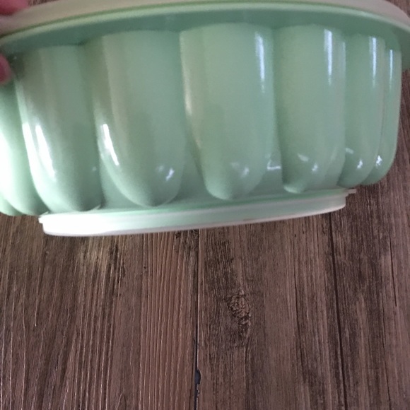 Jello Mold - light Green w-clear lid-Tupperware - Picture 8 of 10